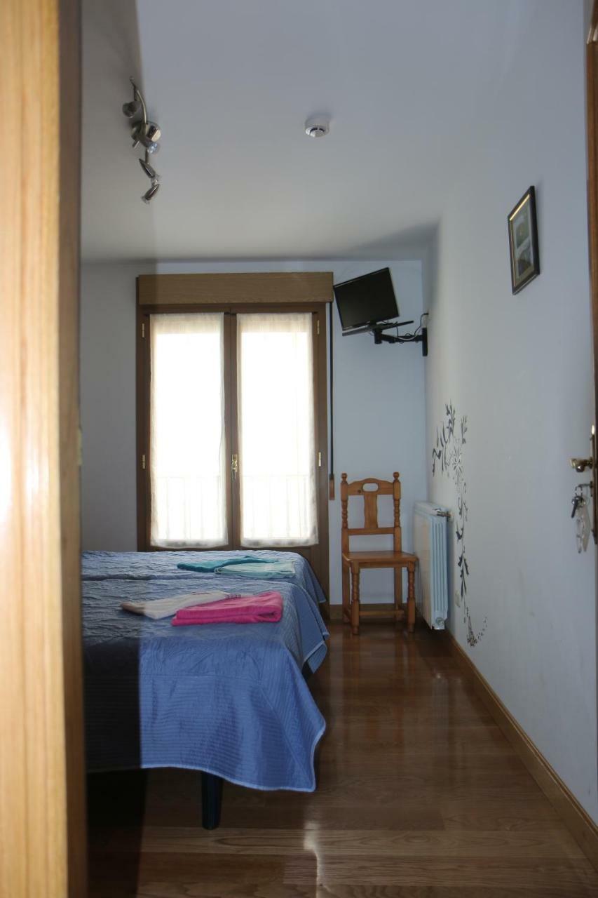 Hostal La Plaza Puente La Reina Exterior foto